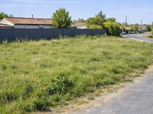 Terrain à bâtir à Saint-Savin (33920) — photo du bien