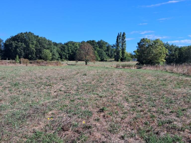Terrain à bâtir à Chamouillac (17130) — photo 1