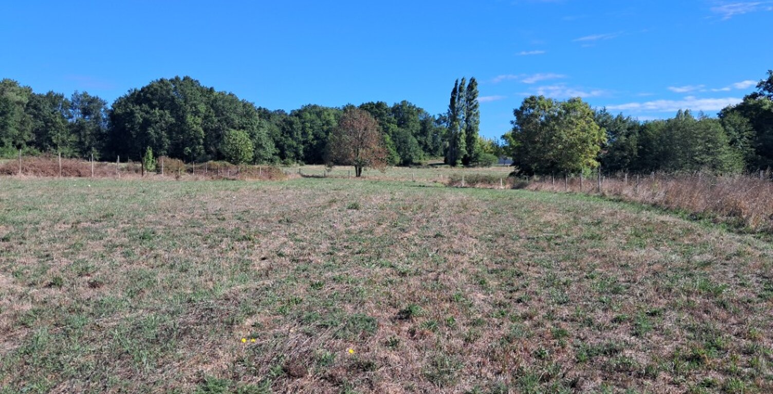 Terrain à bâtir à Chamouillac (17130) — photo 1
