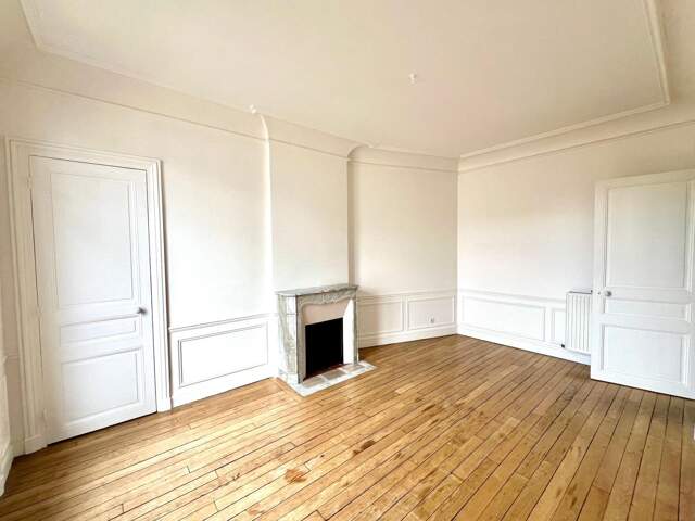 Appartement bourgeois de type 3 pièces dans un bel immeuble au pied du métro mairie des lilas ( 93260 ) — photo du bien