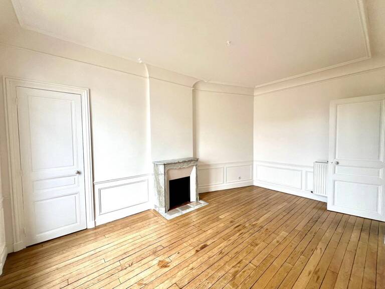 Appartement bourgeois de type 3 pièces dans un bel immeuble au pied du métro mairie des lilas ( 93260 ) — photo 1