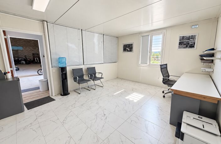 Local/bureau à vendre 150 M2 quai de déchargement, jardin VILLELAURE (84) — photo 2