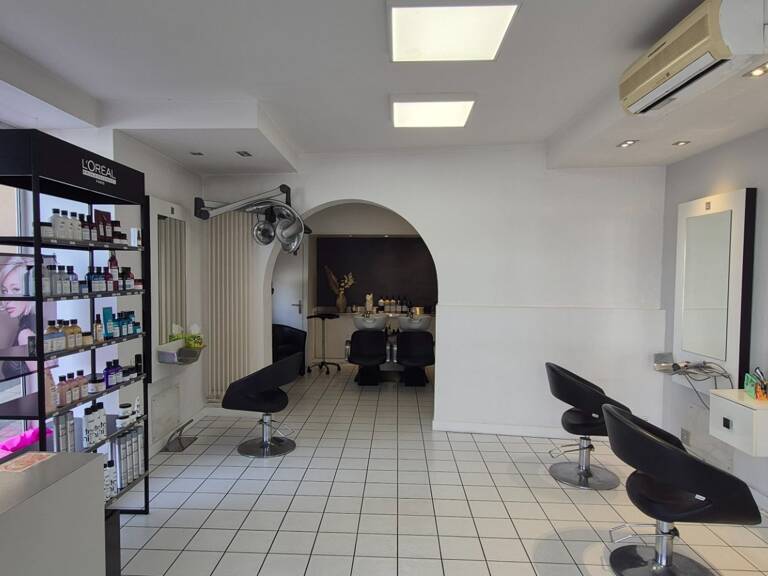 Salon de coiffure à vendre à LEZOUX (63) ! — photo 1