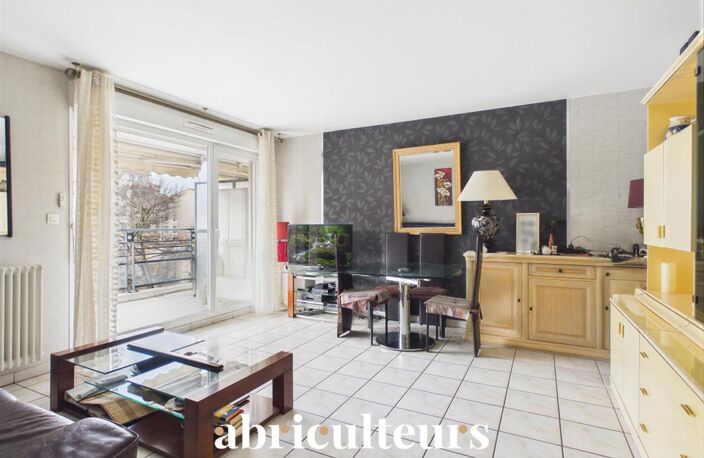 Grand T2 lumineux avec terrasse et garage en vente à  Bron (69500) — photo 2
