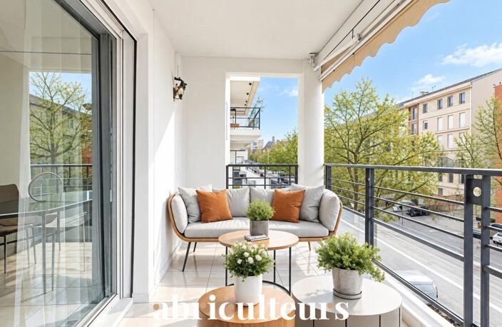 Grand T2 lumineux avec terrasse et garage en vente à  Bron (69500) — photo 3
