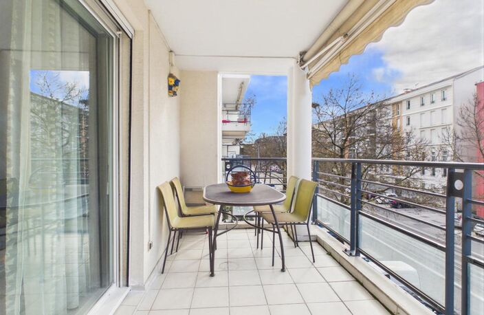 Grand T2 lumineux avec terrasse et garage en vente à  Bron (69500) — photo 4