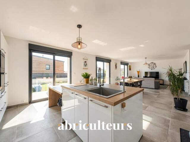 Spacieuse maison de 220 m² prête à vivre en vente à Couëron bourg (44220) — photo du bien