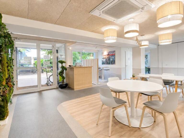 VENTE- BOULOGNE-BILLANCOURT - 459 m² DE BUREAUX DE PLAIN-PIED + 15 PARKINGS INCLUS - COUR PRIVATIVE & ACCÈS INDÉPENDANTS — photo 1