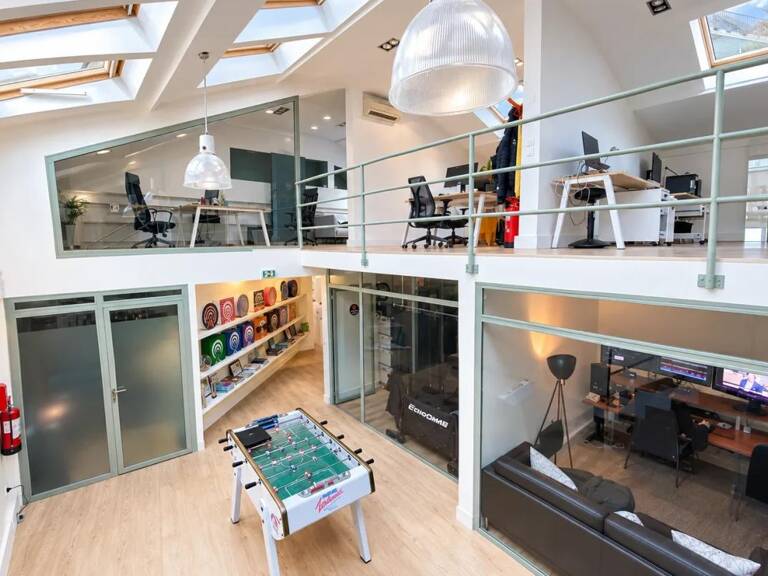 Coup de cœur assuré ! Corpimmo vous propose à la vente une très belle surface en duplex atypique et fonctionnelle entièrement rénovée très récemment dans une petite copropriété de Charme. Faibles charges. Beaux volumes — photo 1