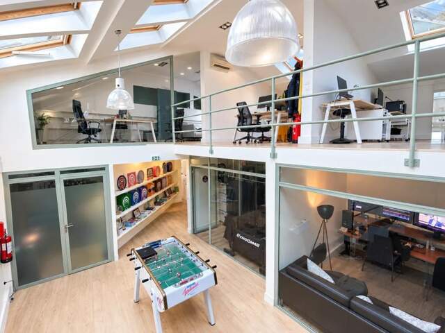 Coup de cœur assuré ! Corpimmo vous propose à la vente une très belle surface en duplex atypique et fonctionnelle entièrement rénovée très récemment dans une petite copropriété de Charme. Faibles charges. Beaux volumes — photo du bien