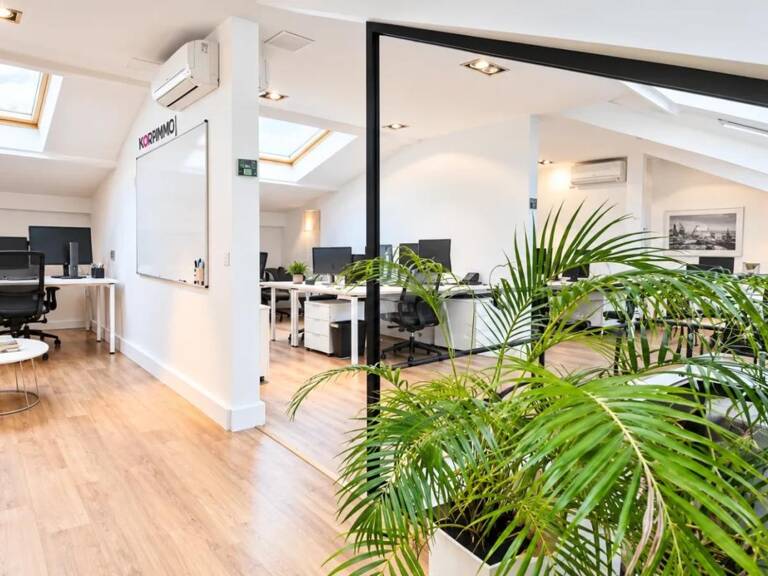 Coup de cœur assuré ! Corpimmo vous propose à la vente plusieurs surfaces, divisibles, dans une copropriété de charme de 5 lots. Faibles charges. Beaux volumes. Chaque surface est indépendante et accessible depuis une cour pavé arborée "commune" ou vous pourrez vous détendre — photo 1