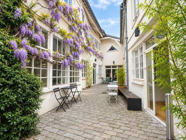 Coup de cœur assuré ! Corpimmo vous propose à la vente des surfaces en duplex dans une copropriété de charme de 5 lots. Chaque surface est indépendante et accessible depuis une cour pavé arborée "commune" ou vous pourrez profiter d'une pause détente — photo 1