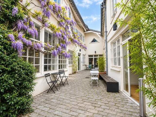 Coup de cœur assuré ! Corpimmo vous propose à la vente des surfaces en duplex dans une copropriété de charme de 5 lots. Chaque surface est indépendante et accessible depuis une cour pavé arborée "commune" ou vous pourrez profiter d'une pause détente — photo du bien