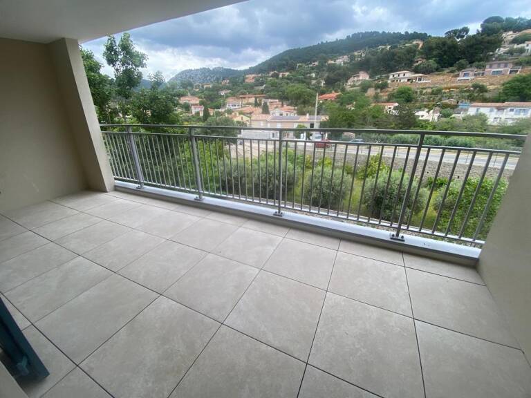 Appartement À Louer 2 pièces + terrasse OLLIOULES CENTRE VILLE — photo 1