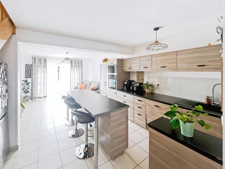 🏡 Maison familiale vivable de plain-pied 3 chambres avec suite parentale, jardin, terrasse et garage – Cuisine équipée, séjour lumineux – École et transports à proximité – Idéale famille – 192 600 € — photo 1