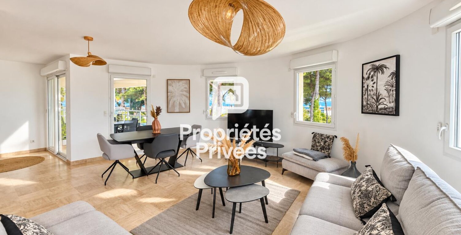 Hyères Port - T4 de 91 m2 avec terrasse, vue mer, piscine et garage — photo 1