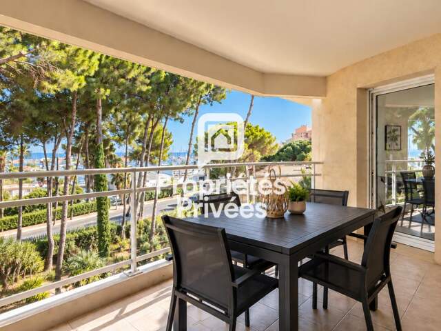 Hyères Port - T4 de 91 m2 avec terrasse, vue mer, piscine et garage — photo du bien
