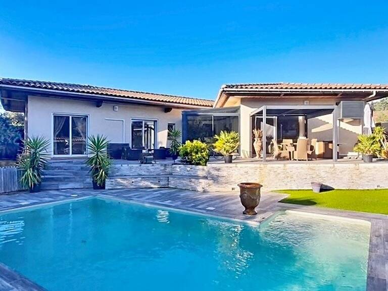 Villa spacieuse de 168m2 avec une piscine s'étendant sur 851m2 de terrain — photo 1