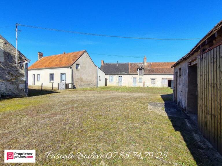 Maison avec diverses dépendances sur terrain de 3 000 m²  - Vernoil le Fourrier (49390) — photo 1