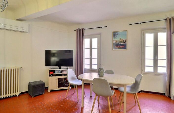 CENTRE VILLE SANARY SUR MER - APPARTEMENT DE TYPE 3 - — photo 4