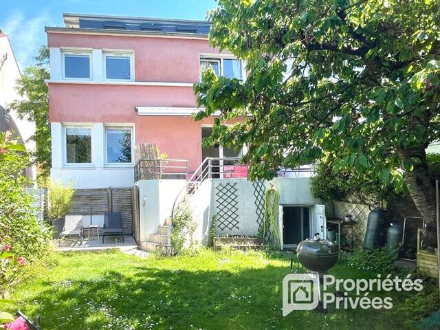 Maison contemporaine avec jardin et garage, quartier des Rochers — photo du bien