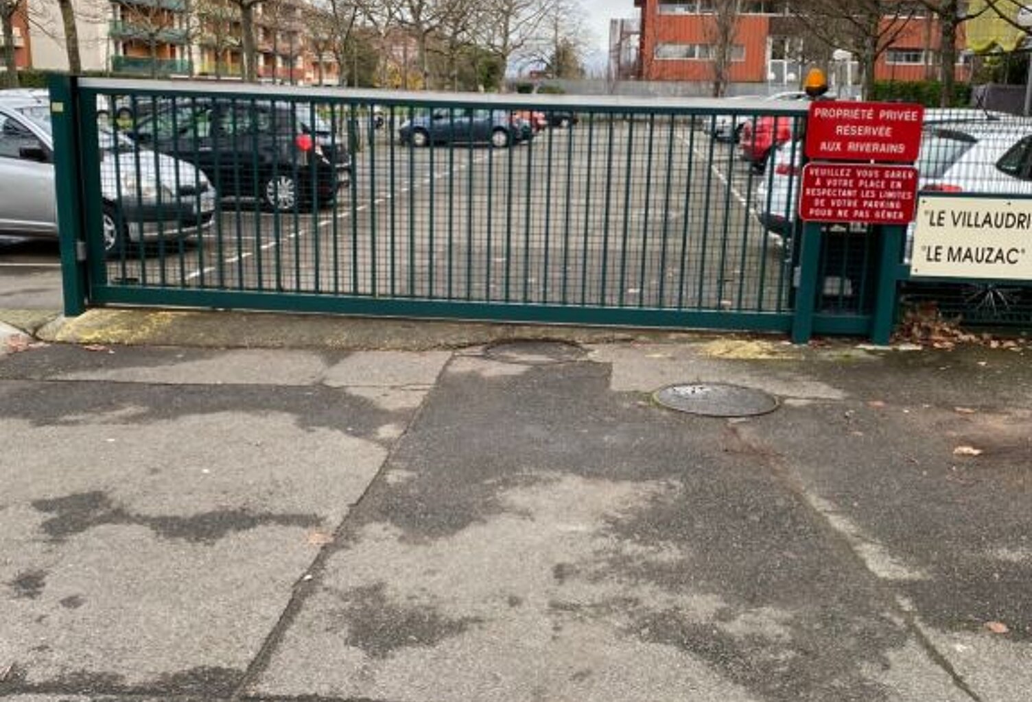 PLACE PARKING SECURISEE - LES RAISINS — photo 1
