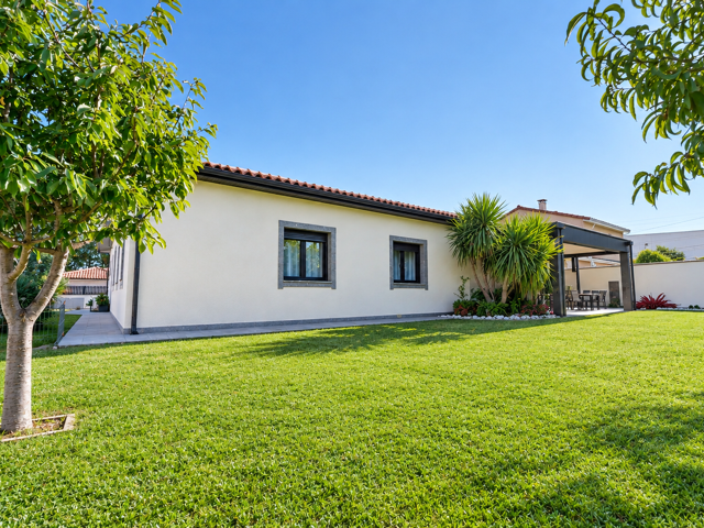Superbe Villa 5 pièces avec double garage et jardin 700 m2 à — photo du bien