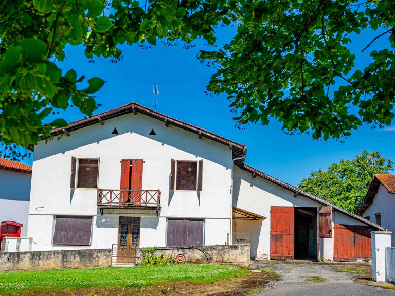 Ortzia, 170 m2 à refaire à votre main et un garage de 45 m2 — photo 1
