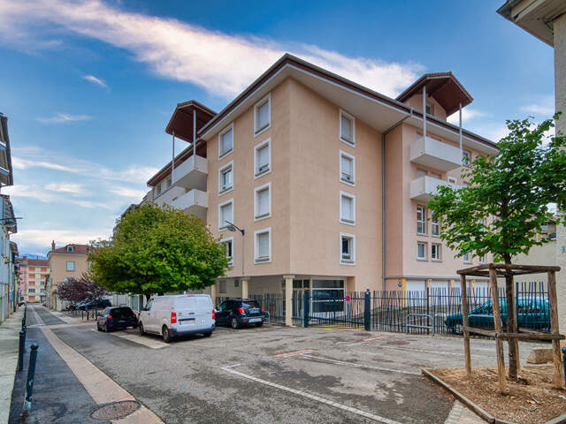 T4 AVEC TERRASSE ET GARAGE  - VOIRON CENTRE AU CALME — photo du bien