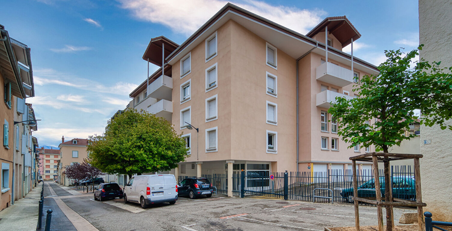 T4 AVEC TERRASSE ET GARAGE  - VOIRON CENTRE AU CALME — photo 1