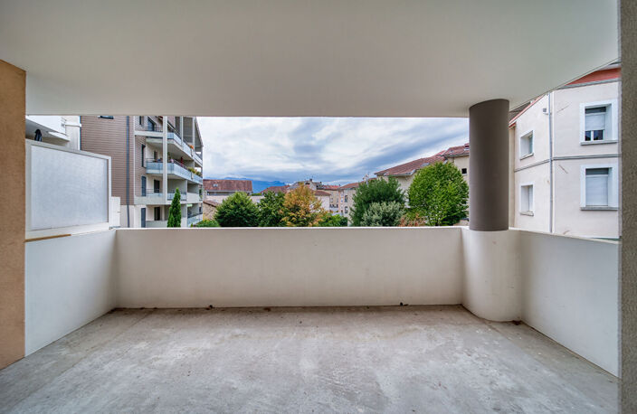 T4 AVEC TERRASSE ET GARAGE  - VOIRON CENTRE AU CALME — photo 2