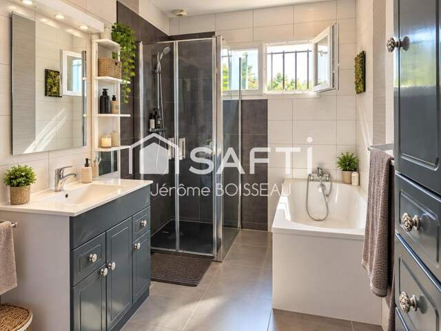 Maison familiale de plain-pied  130 m²  4 chambres  Terrain 705 m²  Garage indépendant — photo du bien
