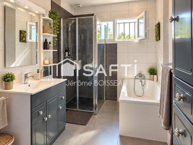 Maison familiale de plain-pied  130 m²  4 chambres  Terrain 705 m²  Garage indépendant — photo 1