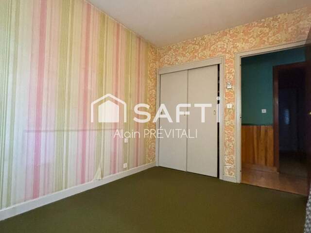 Maison idéalement située disposant d'un grand terrain plat et clôturé — photo du bien
