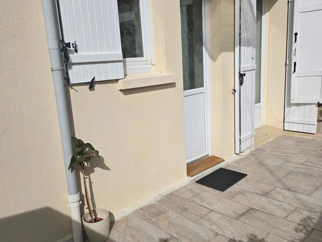 Joli appartement au rez de chaussée avec 22,5 m2 de terrasse privatif, une place de parking sécurisée, deux belles chambres, une salle d'eau et un W C — photo du bien