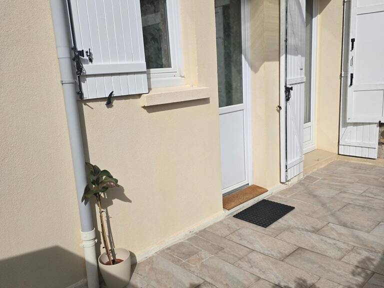 Joli appartement au rez de chaussée avec 22,5 m2 de terrasse privatif, une place de parking sécurisée, deux belles chambres, une salle d'eau et un W C — photo 1