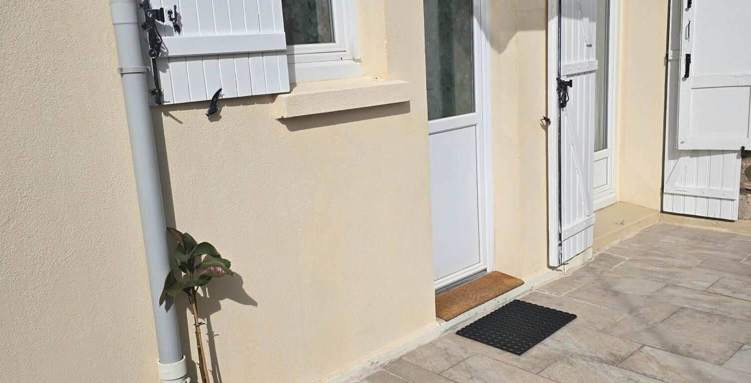 Joli appartement au rez de chaussée avec 22,5 m2 de terrasse privatif, une place de parking sécurisée, deux belles chambres, une salle d'eau et un W C — photo 1