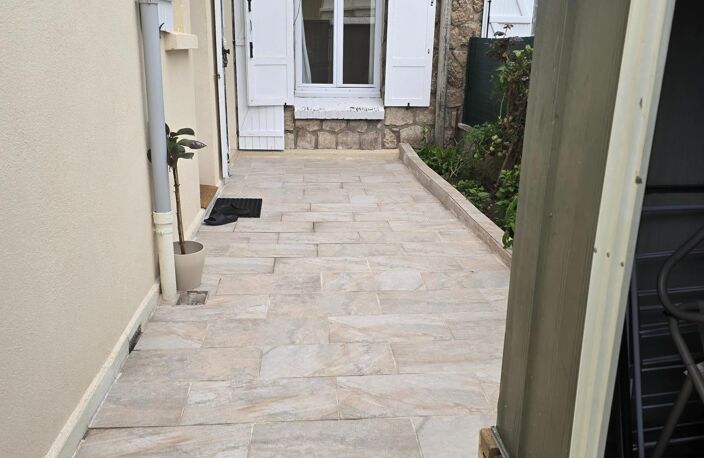 Joli appartement au rez de chaussée avec 22,5 m2 de terrasse privatif, une place de parking sécurisée, deux belles chambres, une salle d'eau et un W C — photo 3