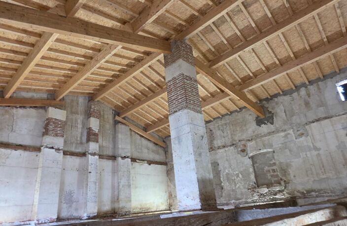 TOULOUGES - Ensemble de 2 granges (343m2 au sol) + jardin — photo 2