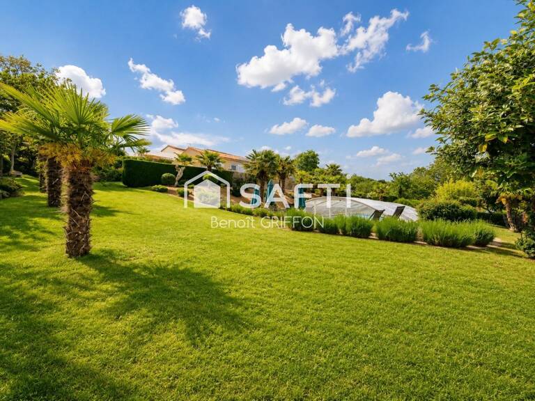 Maison avec piscine et superbe terrain paysager — photo 1