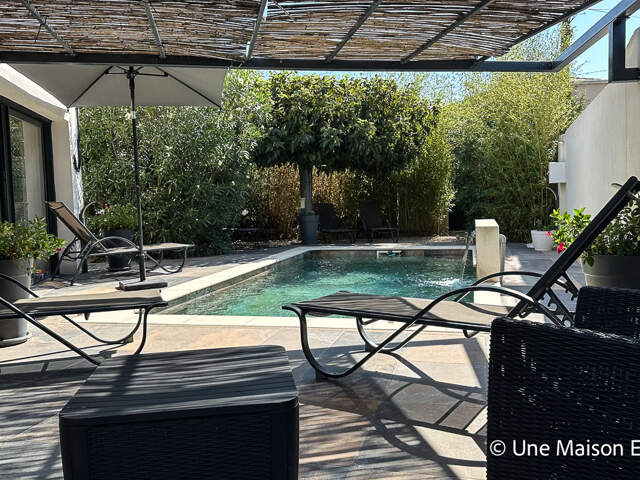 Maison avec terrasse, garage et piscine à les angles — photo du bien