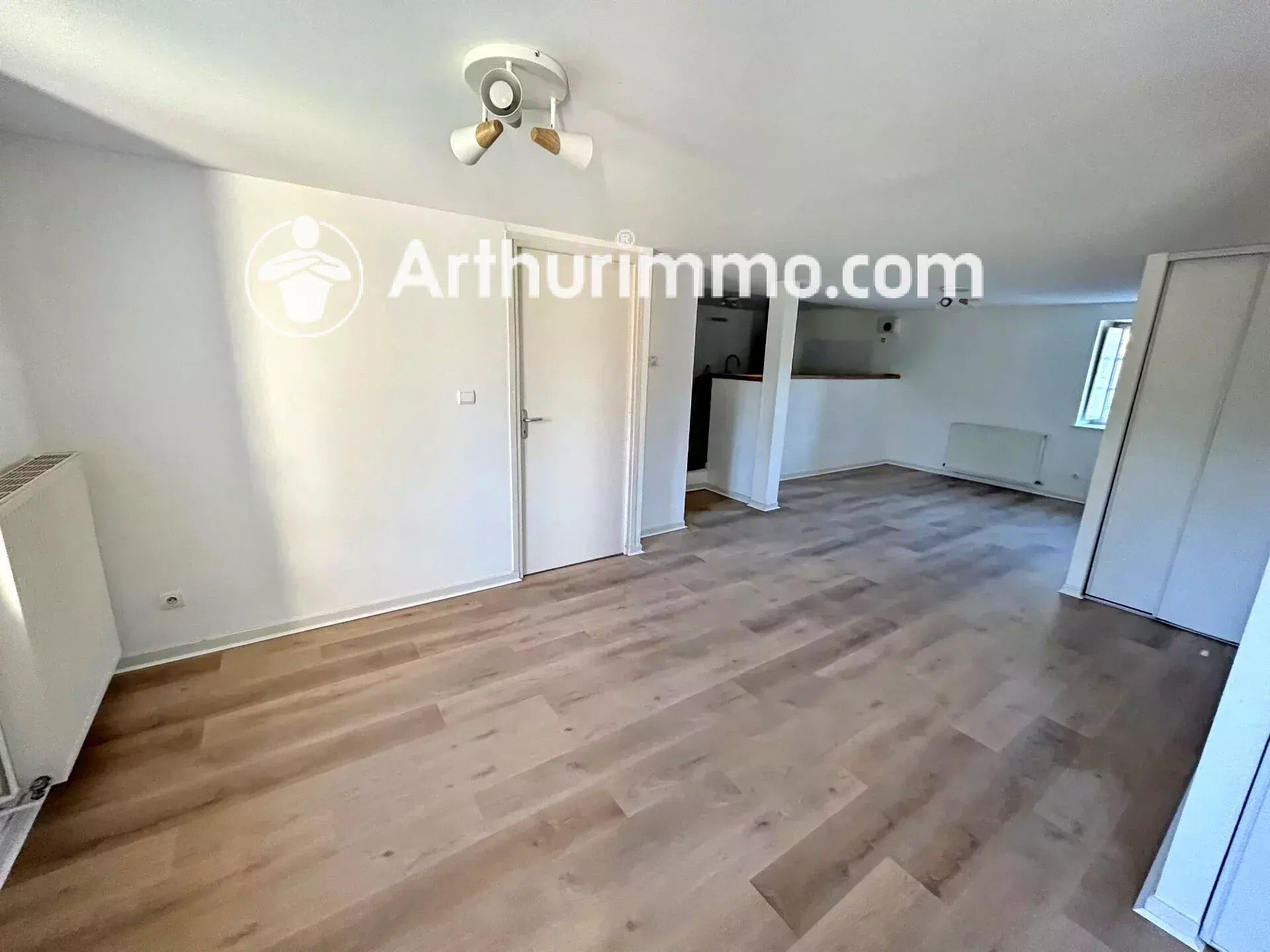 Appartement 5 pièces 106 m² · à Saint-Didier-de-Formans · 106 m² · 930 €/mois