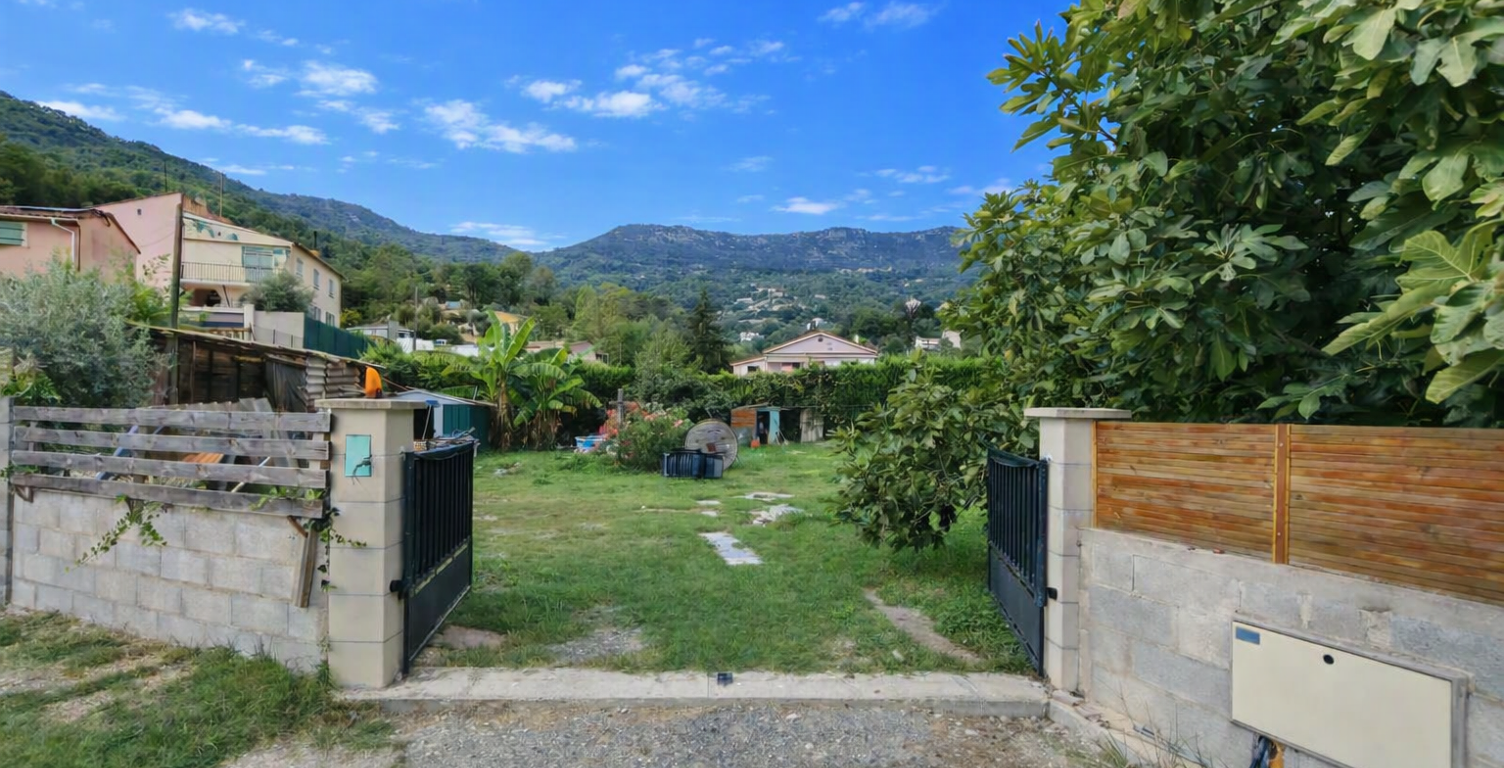 CONTES   Terrain constructible de 741 m2 dans un environneme — photo 1
