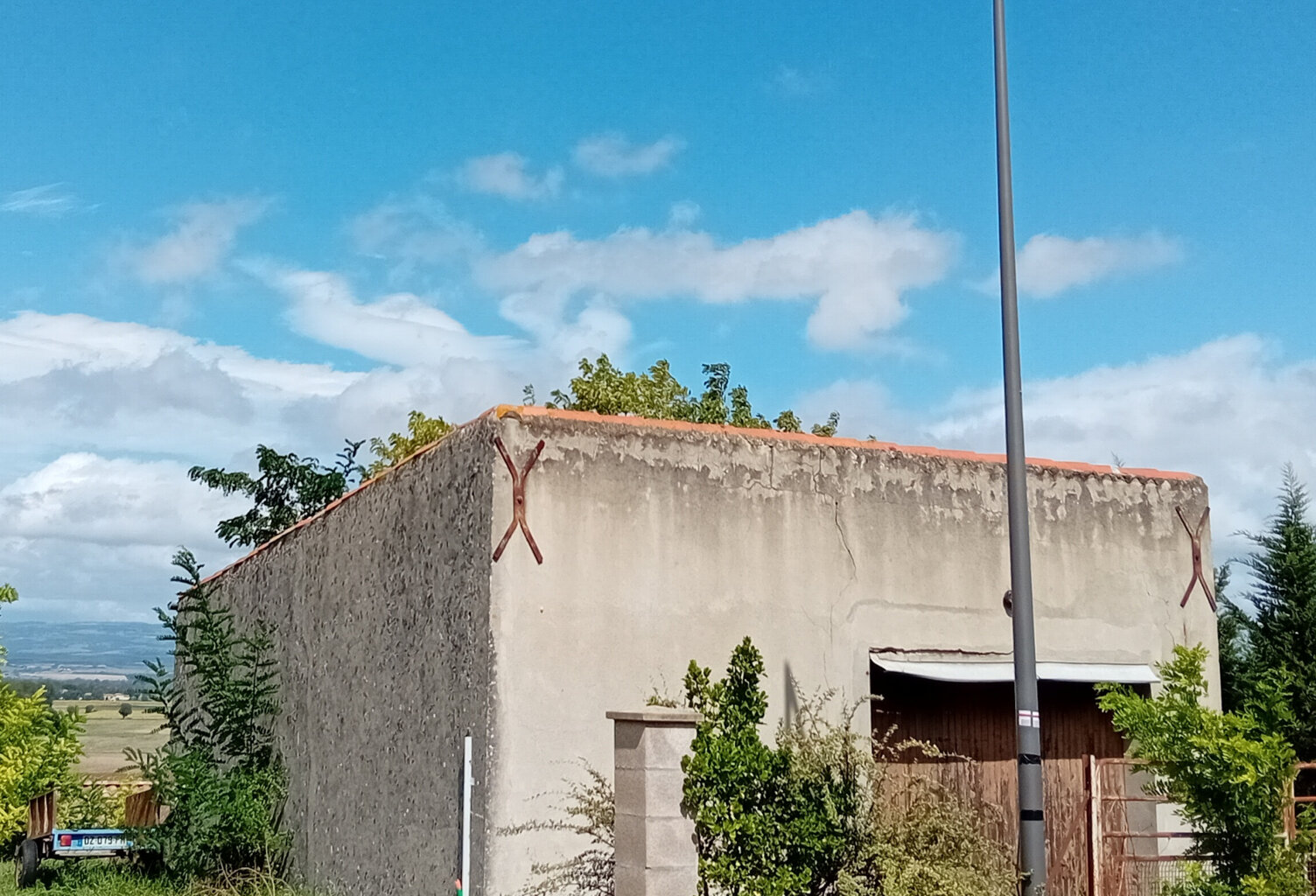 Remise sur une parcelle d'env. 345m2 à 8 km de Bram — photo 1