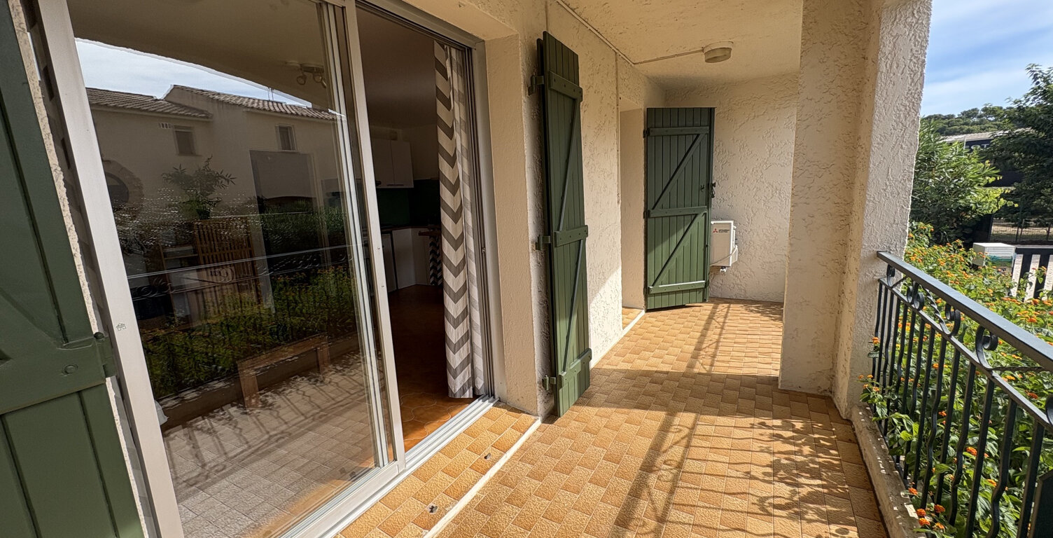 - SANARY SUR MER - GRAND STUDIO CLES EN MAIN - TOUT A PIED — photo 1