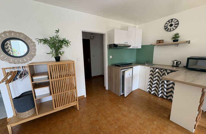 - SANARY SUR MER - GRAND STUDIO CLES EN MAIN - TOUT A PIED — photo 2