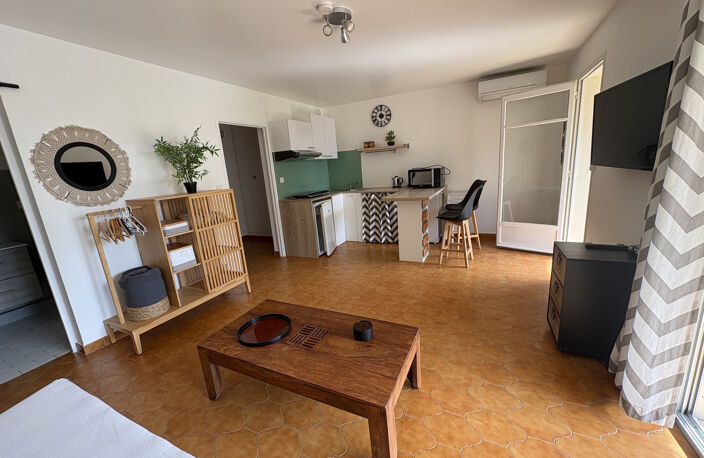 - SANARY SUR MER - GRAND STUDIO CLES EN MAIN - TOUT A PIED — photo 3