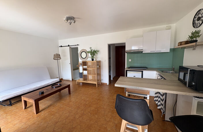 - SANARY SUR MER - GRAND STUDIO CLES EN MAIN - TOUT A PIED — photo 4