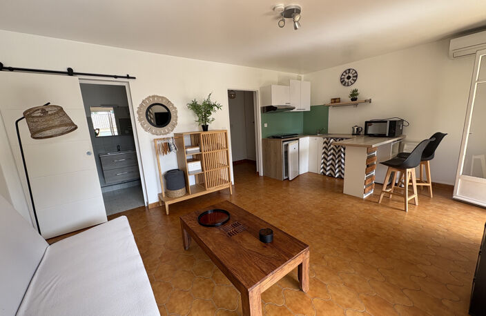 - SANARY SUR MER - GRAND STUDIO CLES EN MAIN - TOUT A PIED — photo 5