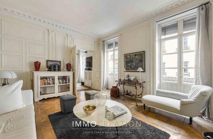 COEUR AINAY   Prestigieux et chaleureux appartement de 5 pièc — photo 2